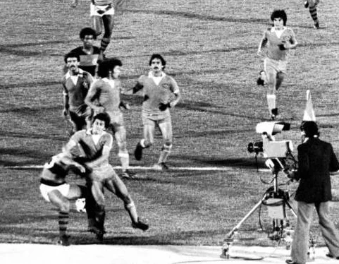 Jogadores do Cobreloa partem pra cima de Anselmo, após soco em Mario Soto, na Final da Copa Libertadores da América em que o Flamengo bateu o Cobreloa por 2x0 e conquistou seu 1º título na competição