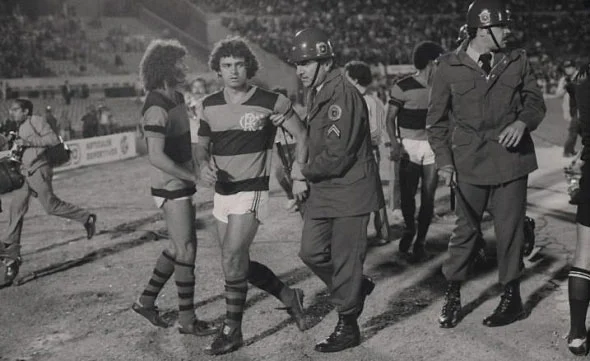 Policiais chilenos retiram Anselmo de perto dos jogadores do Cobreloa, na Final da Copa Libertadores da América em que o Flamengo bateu o Cobreloa por 2x0 e conquistou seu 1º título na competição