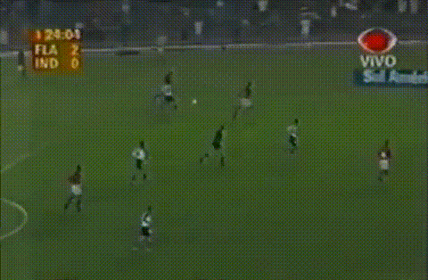 Romário marca o 3º gol do Flamengo na goleada por 4x0 sobre o Independiente nas quartas de final da Copa Mercosul 1999
