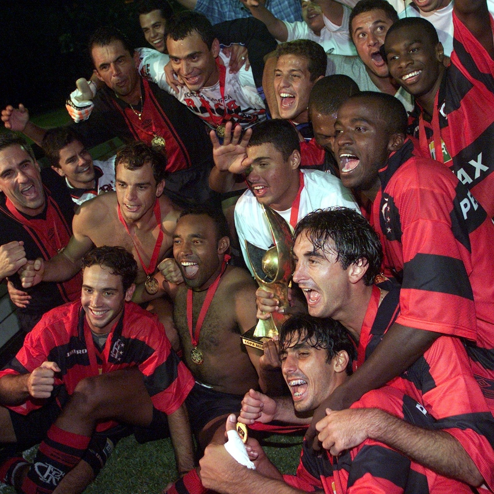 Caio, Maurinho, Marcelo Rosa, Clemer, Júlio César, Léo Inácio, Jorginho, Juan, Reinaldo, Leandro Machado e Athirson, com o troféu da Copa Mercosul conquistado pelo Flamengo no dia 20 de dezembro de 1999