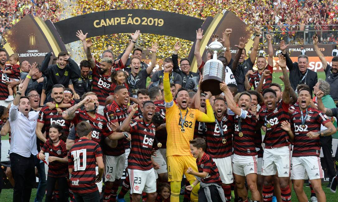 Ao lado dos jogadores, Diego Alves, Everton Ribeiro e Diego Ribas levantam o troféu, Flamengo Campeão da Copa Libertadores da América 2019