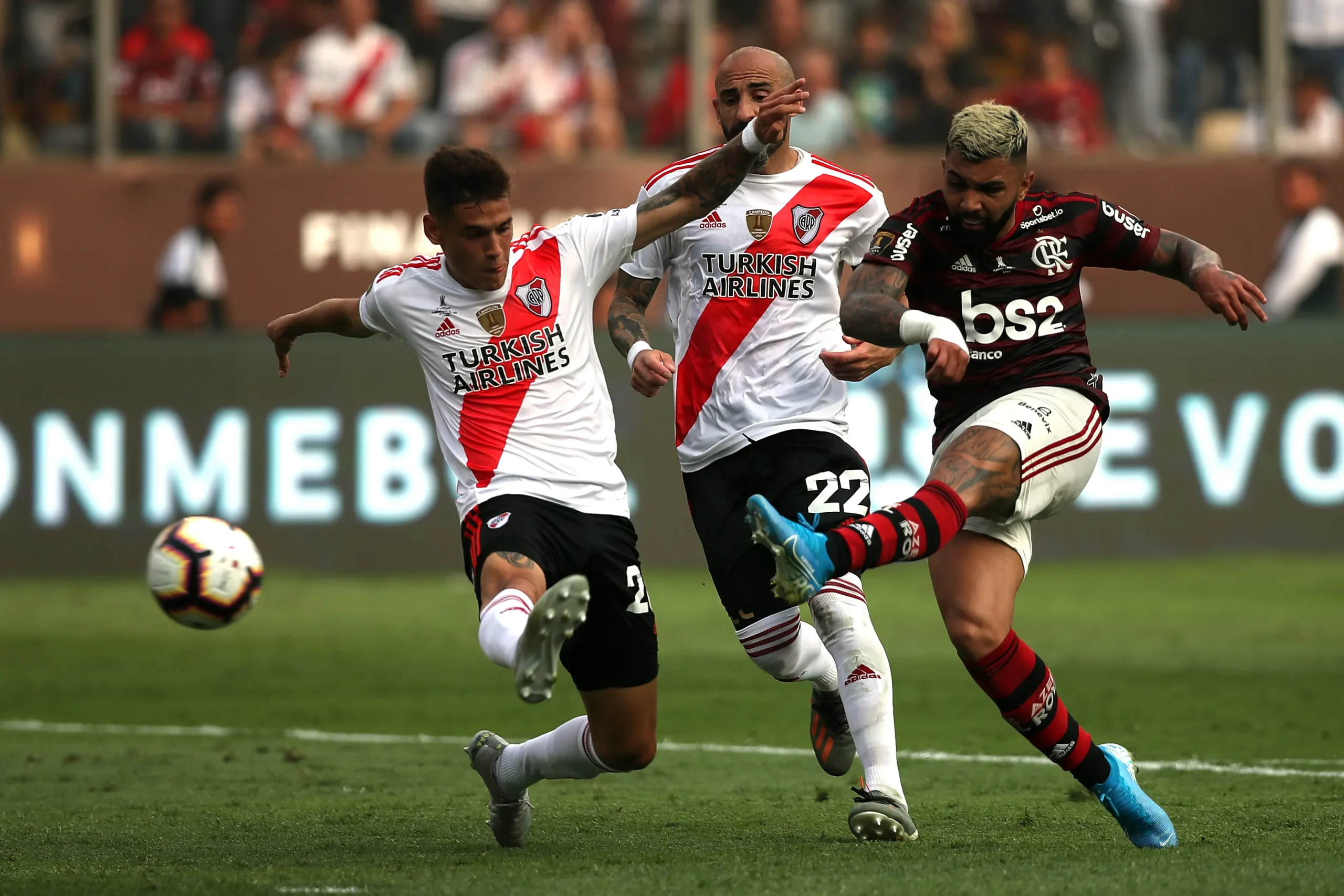 Gabigol chuta para marcar o 2º gol, o gol do título do Flamengo na vitória de virada por 2x1 sobre o River Plate na conquista do Flamengo Campeão da Copa Libertadores da América 2019[