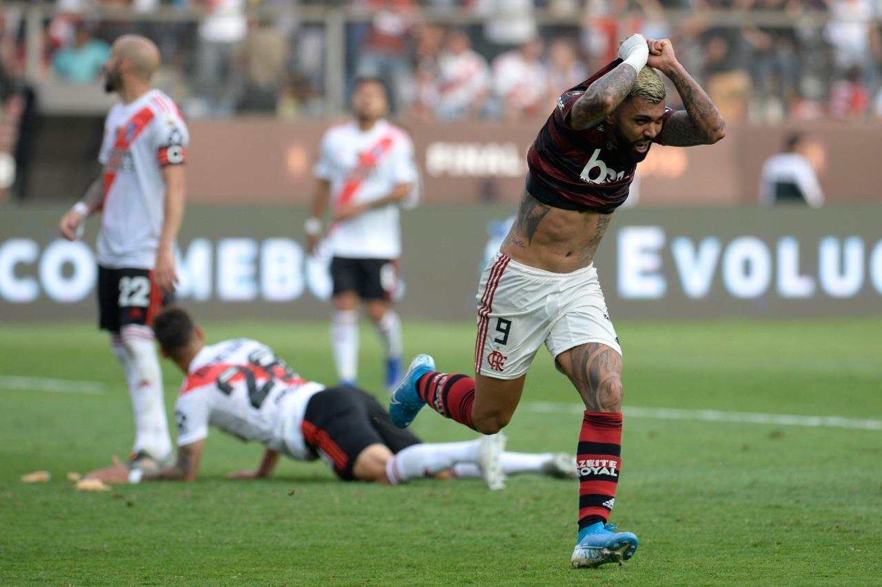 Gabigol chuta para marcar o 2º gol, o gol do título do Flamengo na vitória de virada por 2x1 sobre o River Plate na conquista do Flamengo Campeão da Copa Libertadores da América 2019[
