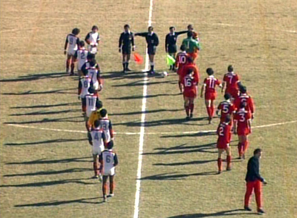 Times de Flamengo e Liverpool entrando em campo no Estádio Nacional de Tóquio para o Mundial Interclubes 1981