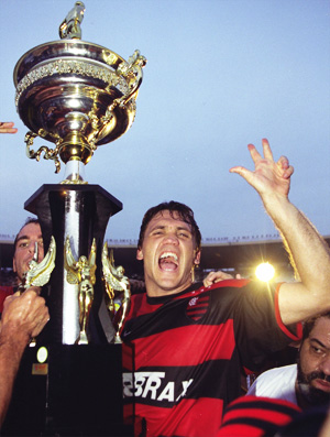 O meia Petkovic, com o troféu do Tricampeonato Carioca do Flamengo 2001