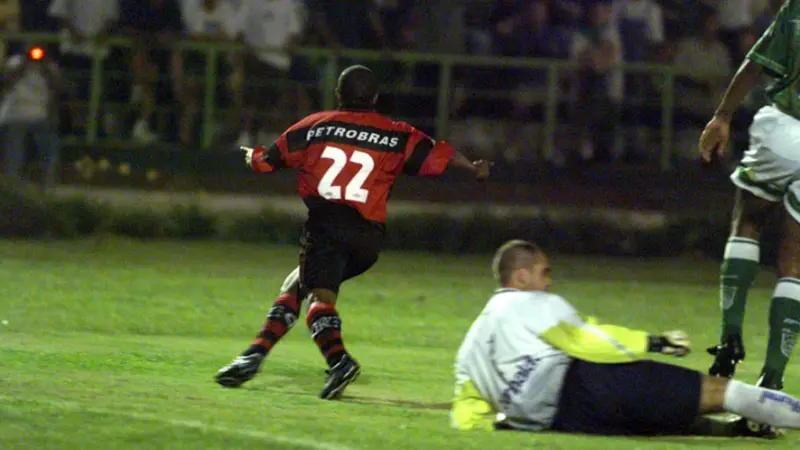 Lê marca o 3º gol do Flamengo, era o gol do título rubro-negro da Copa Mercosul 1999