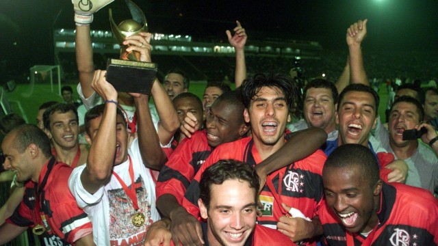Leandro Ávila, Maurinho, Léo Inácio, Jorginho, Juan, Athirson, Caio e Reinaldo, com o troféu da Copa Mercosul conquistado pelo Flamengo no dia 20 de dezembro de 1999