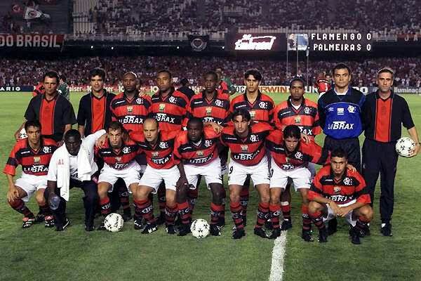 Time do Flamengo posa pra foto antes do 1º jogo da Final da Copa Mercosul de 1999. Vamos aos craques: Célio Silva, Marcelo Rosa, Juan, Athirson, Lê e Clemer. Rodrigo Mendes, Denir, Maurinho, Leandro Ávila, Reinaldo, Leandro Machado, Iranildo e Léo Inácio.