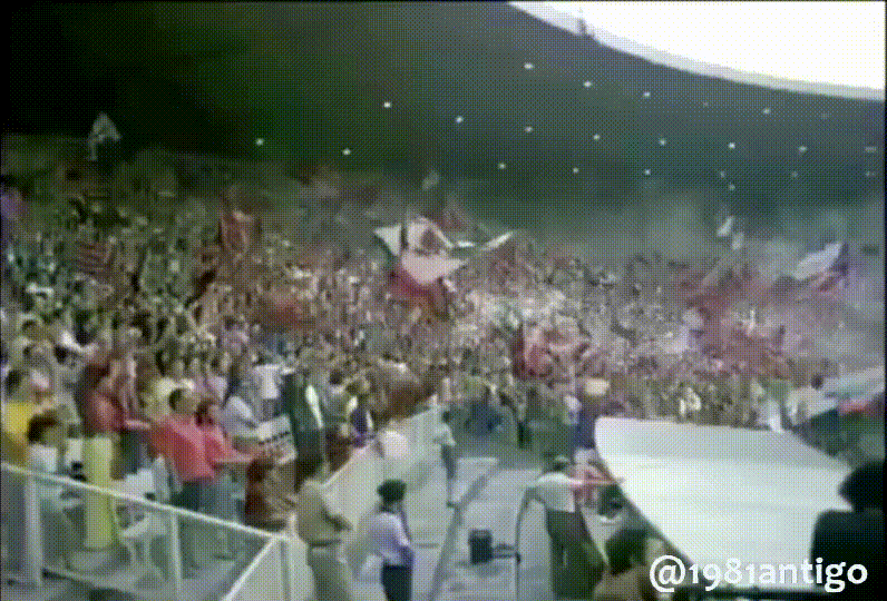 Torcida do Flamengo lotando o Maracanã e fazendo uma festa linda no ano de 1972