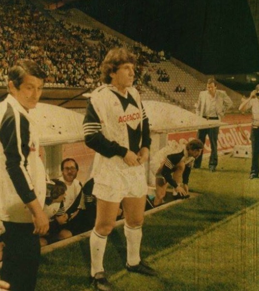 Zico tirando o agasalho para entrar em campo pela Udinese contra o Flamengo