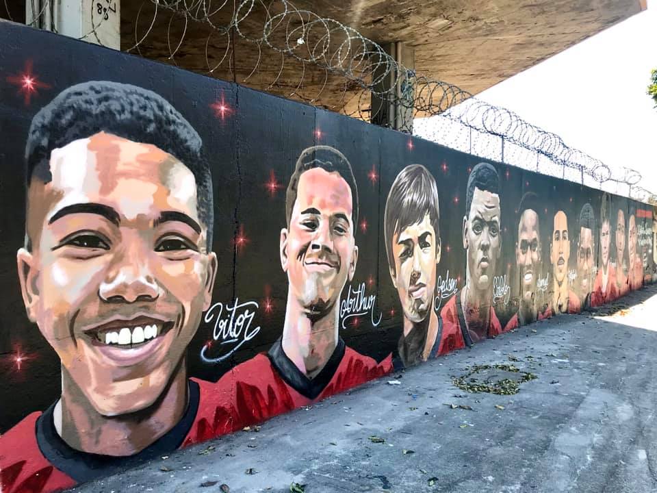 Memorial aos Garotos do Ninho que vieram a falecer na maior tragédia da história do Flamengo: Athila Paixão, Arthur Vinícius de Barros Silva Freitas, Bernardo Pisetta, Christian Esmério, Gedson Santos, Jorge Eduardo Santos, Pablo Henrique da Silva Matos, Rykelmo de Souza Vianna, Samuel Thomas Rosa e Vitor Isaías