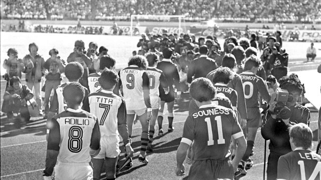 Times de Flamengo e Liverpool entrando em campo no Estádio Nacional de Tóquio para o Mundial Interclubes 1981