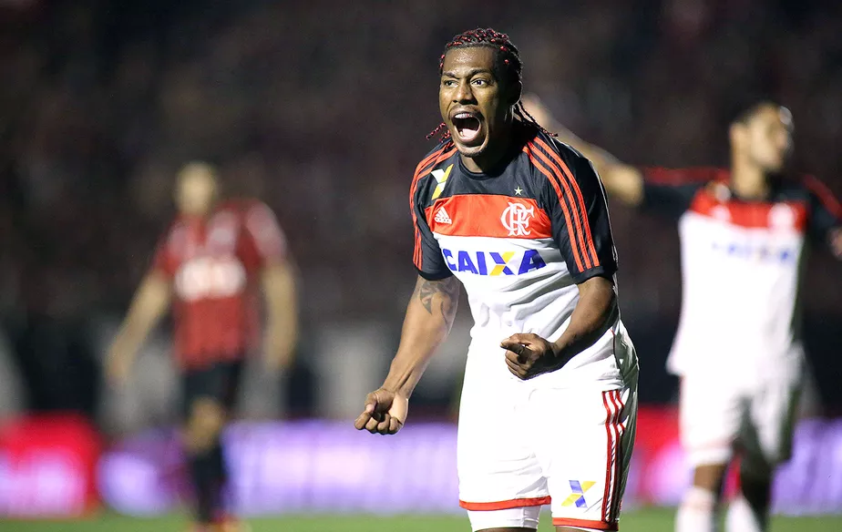 Amaral marca o gol do Flamengo no empate em 1x1 contra o Atlético-PR, no 1º jogo da Final da Copa do Brasil 2013