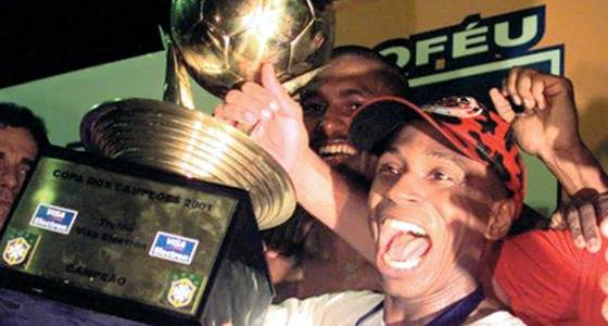 Edílson e jogadores com o troféu do Flamengo Campeão da Copa dos Campeões 2001
