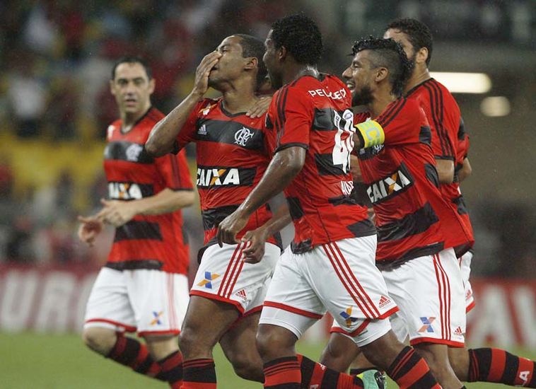 Elias marca o gol de empate do Flamengo, na vitória por 2x1 sobre o Goiás, pelas semifinais da Copa do Brasil 2013