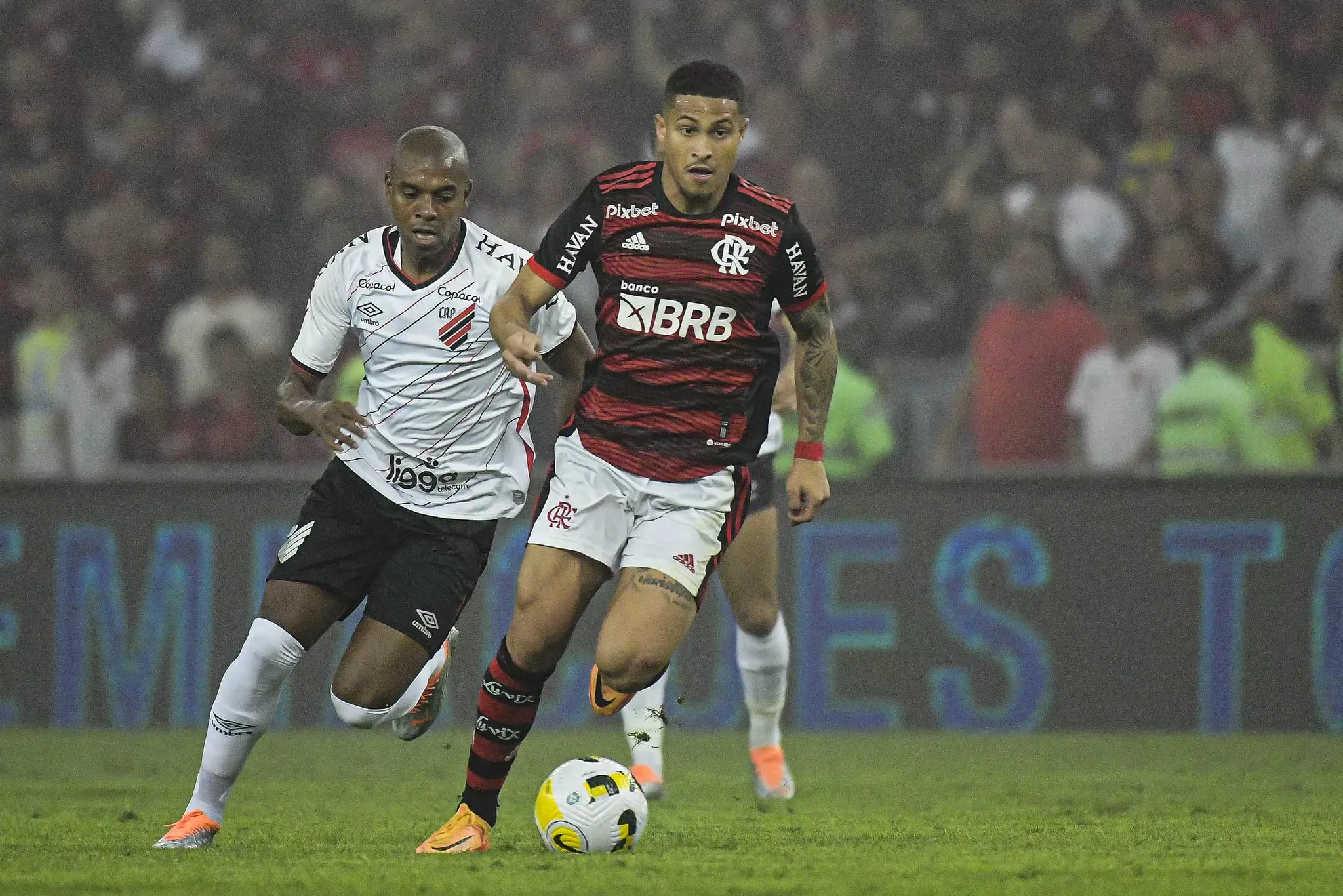 João Gomes em campo no 1º jogo das quartas de final entre Flamengo e Athletico-PR pela Copa do Brasil 2022