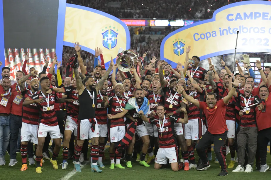 Jogadores do Flamengo erguem o troféu e fazem a festa com a conquista do Flamengo, Tetracampeão da Copa do Brasil 2022