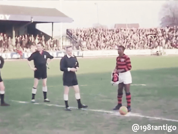 O capitão Jordan trocando flâmulas no jogo entre Flamengo 0 x 0 IFK Norrköping, no dia 12 de maio de 1963