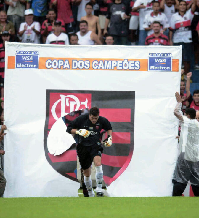 Goleiro Júlio César puxando a fila do Flamengo entrando em campo para a Final da Copa dos Campeões 2001