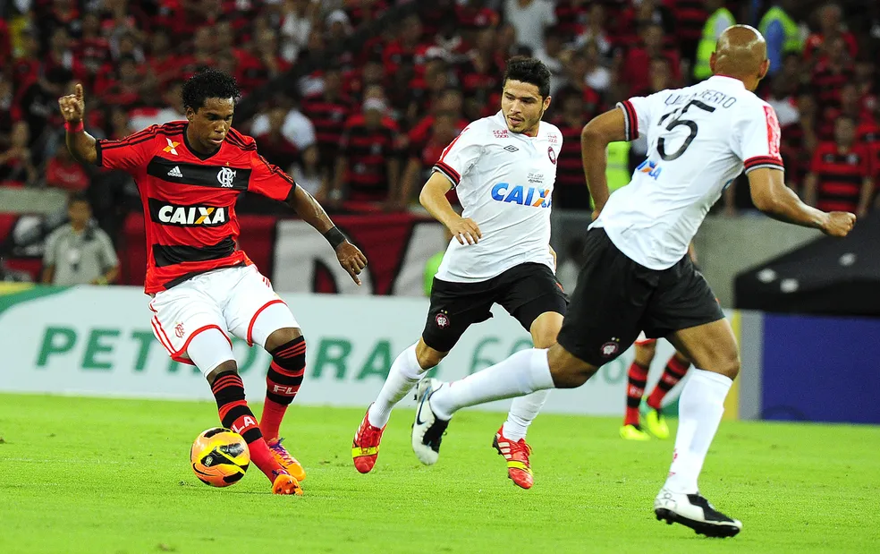Luiz Antônio em campo pelo Flamengo na Final da Copa do Brasil 2013