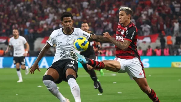 Pedro disputa a jogada com Gil, no jogo Corinthians 0 x 0 Flamengo, pelo 1º jogo da Final da Copa do Brasil 2022