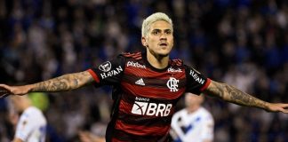 Pedro comemora um dos seus 3 gols na vitória do Flamengo por 4x0 sobre o Velez, fora de casa, pela Copa Libertadores 2022