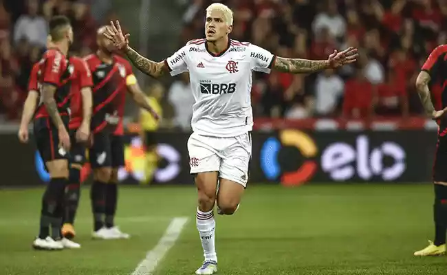 Pedro marca de bicicleta o do Flamengo na vitória por 1x0 sobre o Athletico-PR, pelo jogo de volta da Copa do Brasil 2022