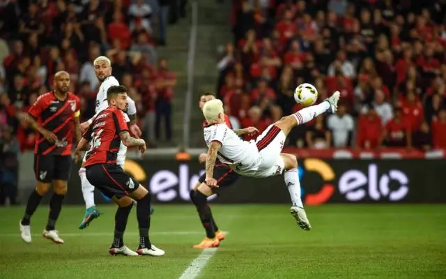 Pedro marca de bicicleta o do Flamengo na vitória por 1x0 sobre o Athletico-PR, pelo jogo de volta da Copa do Brasil 2022