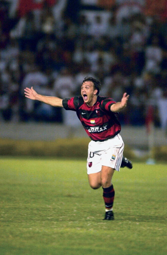 Petkovic corre pra comemorar mais um golaço de falta, esse na Final da Copa dos Campeões 2001