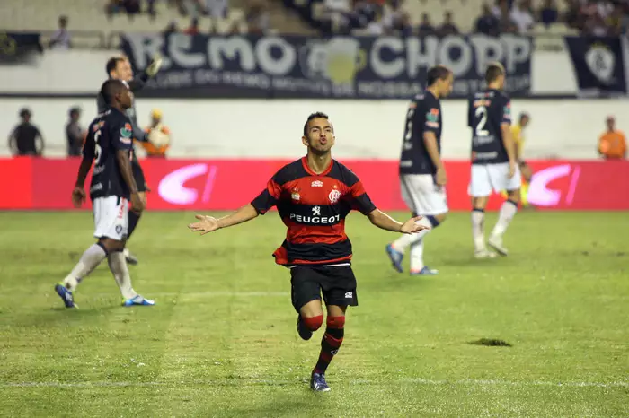 Rafinha marca o 1º gol do Flamengo na Copa do Brasil, o gol da vitória sobre o Remo por 1x0, no dia 3 de abril de 2013