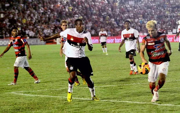 Renato Abreu, autor dos dois gols do Flamengo, em campo na vitória por 2x1 sobre o Campinense, pela 2ª fase da Copa do Brasil 2013