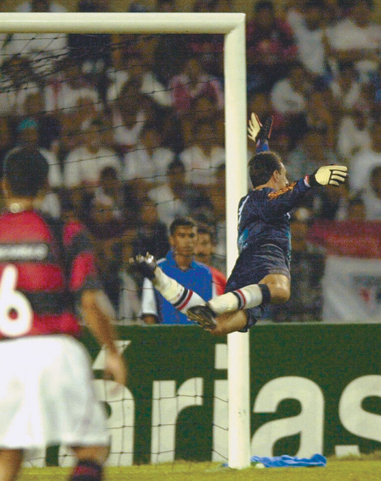 Rogério Ceni salta, mas não alcança a cobrança perfeita de Petkovic, na Final da Copa dos Campeões 2001