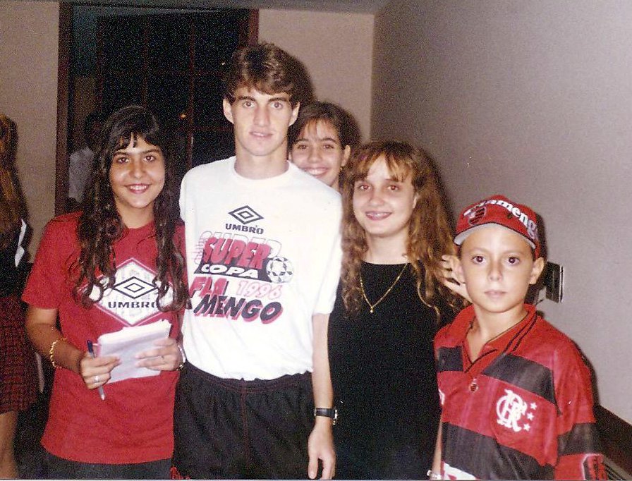 Sávio ao lado de jovens torcedores do Flamengo em 1996