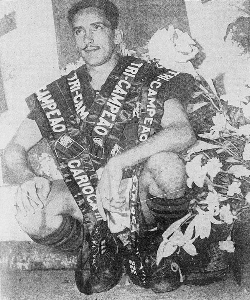 O atacante do Flamengo, Valido, posa com as muitas faixas de Tricampeão Carioca de 1944