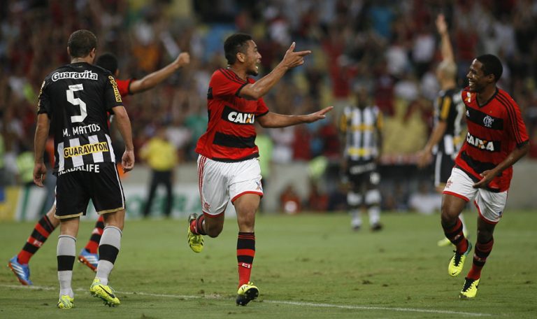 Hernane Brocador marca um dos seus três gols na goleada do Flamengo por 4x0 sobre o Botafogo, pelas quartas de final da Copa do Brasil 2013