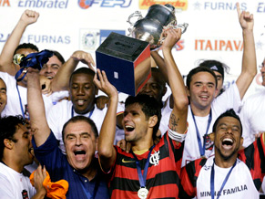 Ao lado de Léo Moura, Juan, Toró e demais jogadores, o capitão Fábio Luciano levanta o troféu da Taça Rio 2009