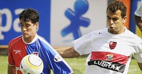 O zagueiro Fernando disputa a jogada com o meia Thiago Neves, no dia 20 de novembro de 2005