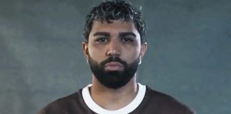 Gabigol com a camisa do Novembro Negro do Flamengo