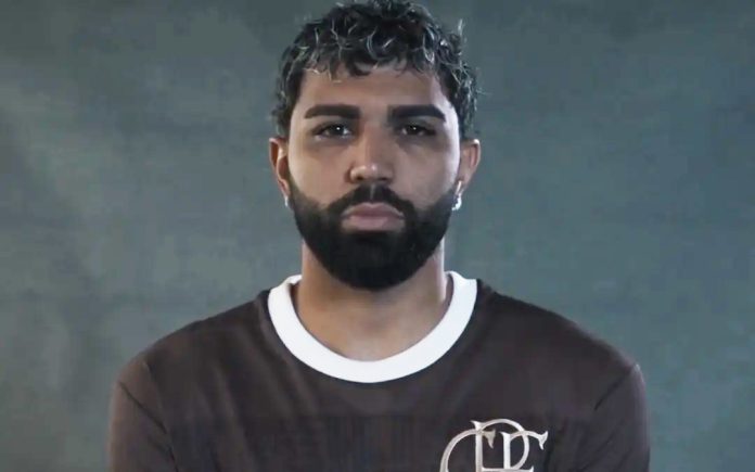 Gabigol com a camisa do Novembro Negro do Flamengo