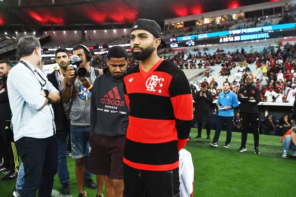 Gabigol vai ao Maracanã ver jogo entre Flamengo x Atlético com a camisa 10