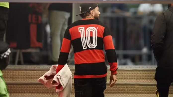 Gabigol vai ao Maracanã ver jogo entre Flamengo x Atlético com a camisa 10
