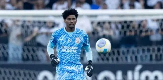 Goleiro Hugo Souza em campo pelo Corinthians