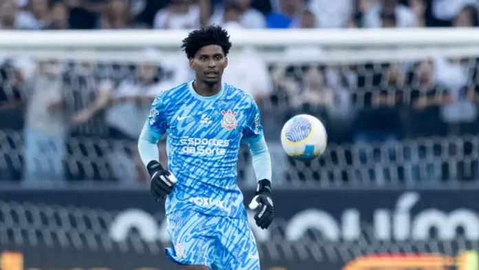 Goleiro Hugo Souza em campo pelo Corinthians