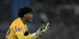 Goleiro Hugo Souza em campo pelo Corinthians