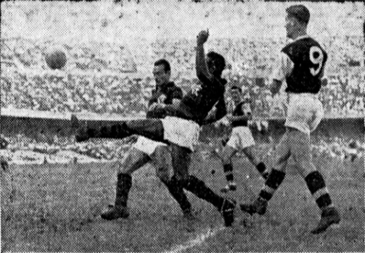 Jadir e Pavão afastam o perigo no jogo entre Flamengo 4 x 0 Burnley, na inauguração do Camp Nou, no dia 24 de setembro de 1957