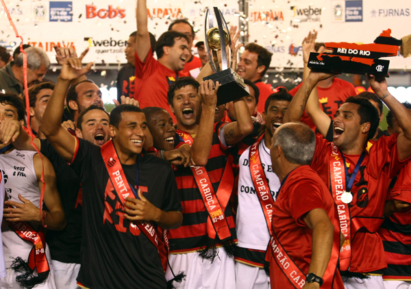 Jogadores erguem o troféu, o Flamengo é Penta Tricampeão Carioca 2009