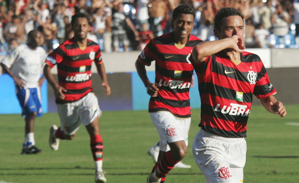 Ao lado de Kleberson e Ibson, Juan marca e comemora o gol do Flamengo na vitória por 1x0 sobre o Friburguense pela 1ª rodada da Taça Guanabara, no dia 25 de janeiro de 2009