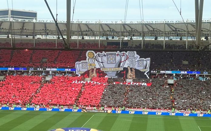 Torcida do Flamengo fazendo uma linda festa no Maracanã pelo 1º jogo da Final da Copa do Brasil
