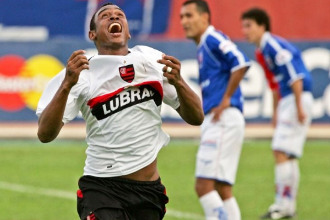 Obina marca e comemora o gol da vitória do Flamengo por 1x0 sobre o Paraná Clube, no dia 20 de novembro de 2005