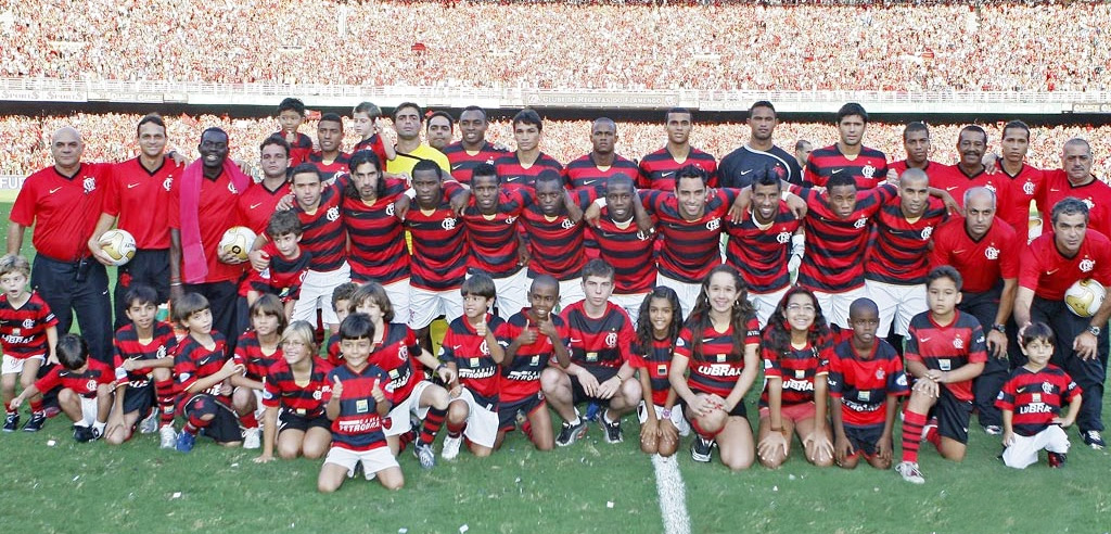 Time do Flamengo Penta Tricampeão Carioca 2009: Denir (massagista), Kléberson, Diego, Obina, Ronaldo Angelim, Airton, Welinton, Bruno, Fábio Luciano, Marcelo Salles (auxiliar); Juan, Josiel, Willians, Erick Flores, Zé Roberto, Toró, Ibson, Léo Moura, Everton Silva e Emerson Sheik